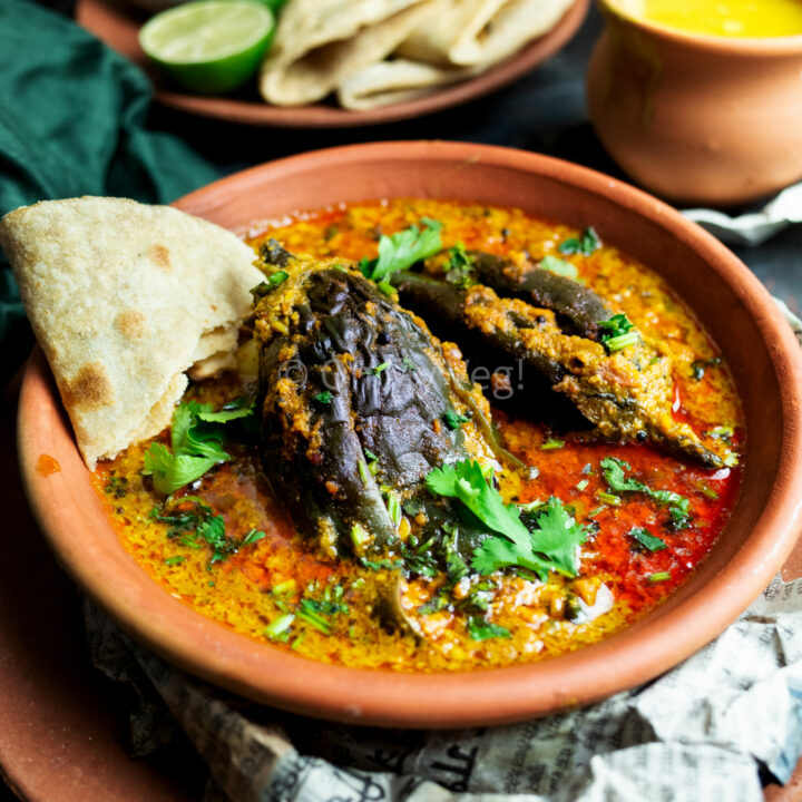 Maharashtrian bharli vangi in a clay bowl with chapati